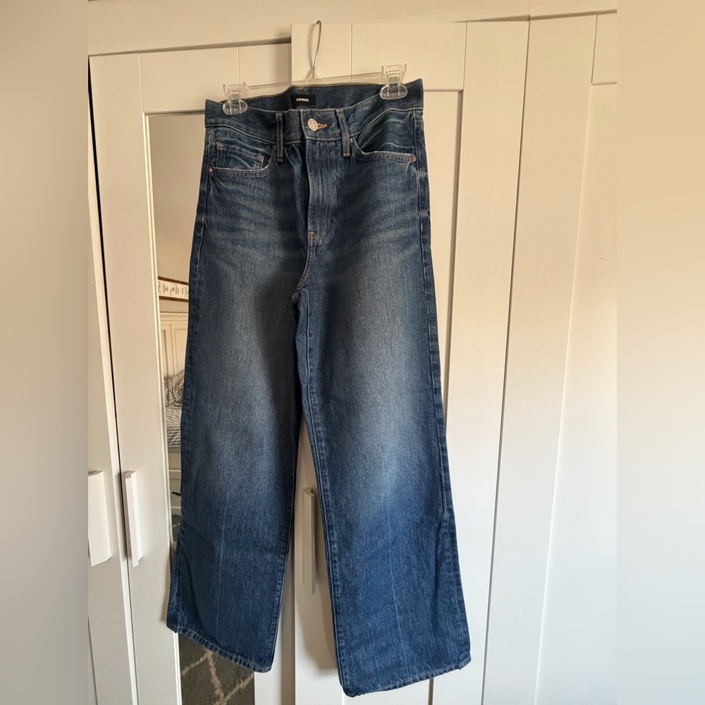 Express Woman’s Wide-Leg Jeans
